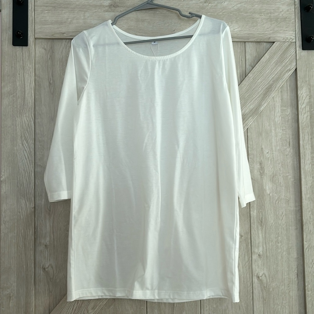 Women’s Medium White Tunic. NWT. Three quarter sleeve.
